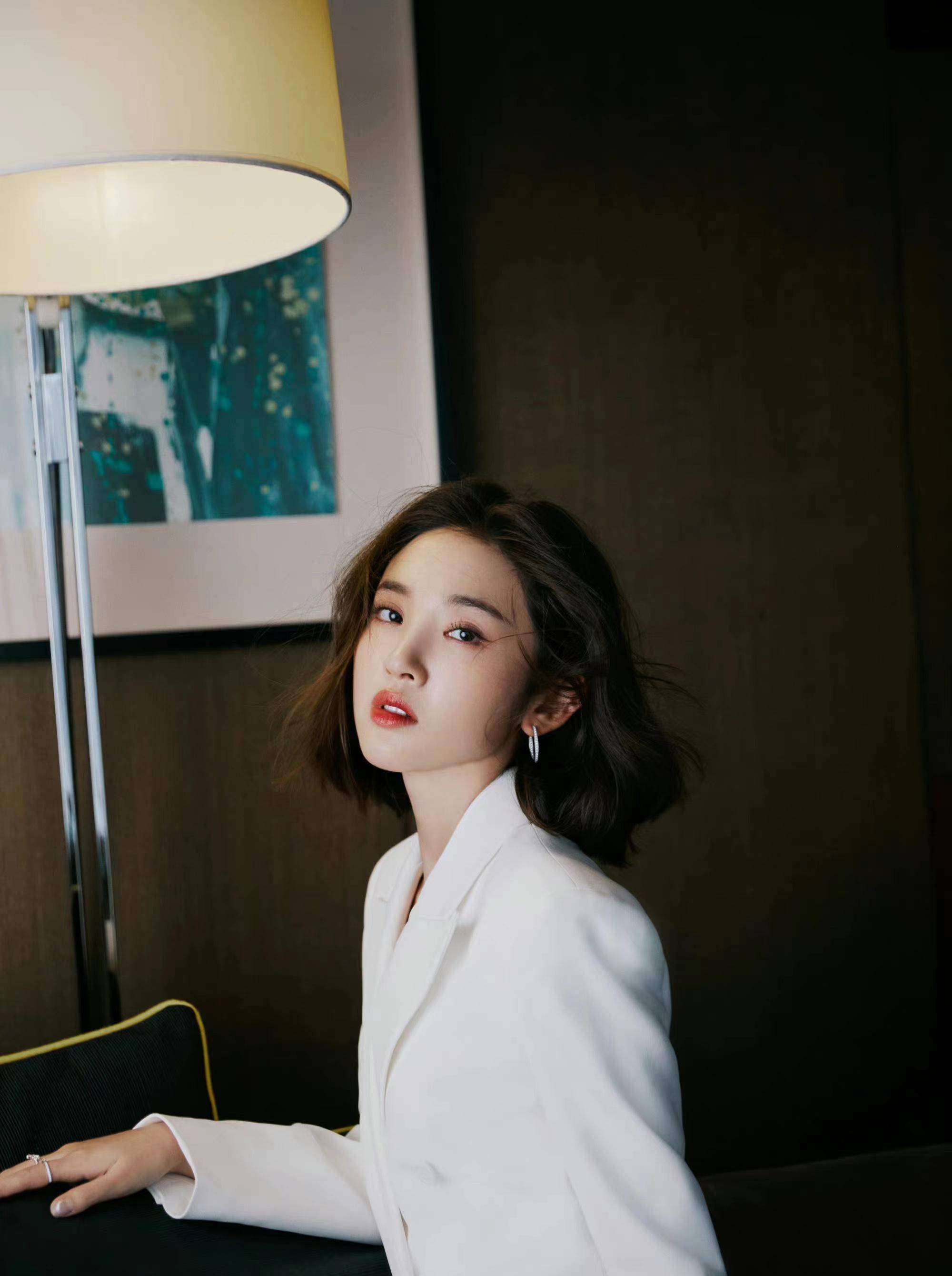 唐艺昕直播风格很受欢迎,他身穿白色西装,精致,帅气,时尚!