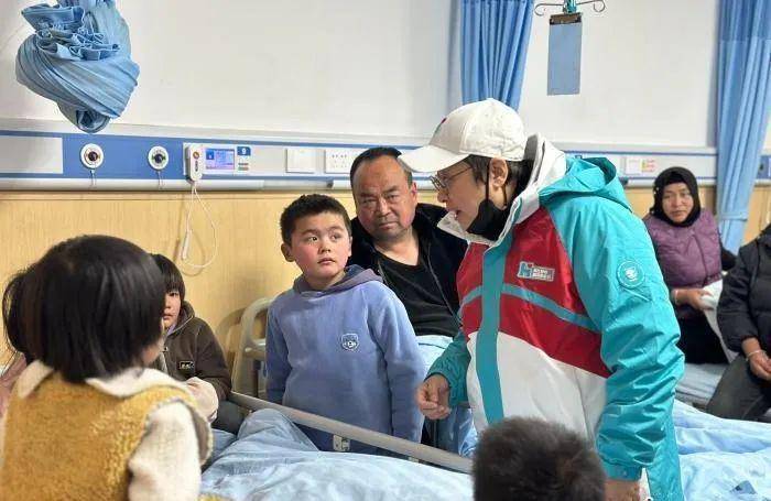 一次又一次被黑"慈善作秀"的韩红,为什么一直坚持?_奶奶_潘子灏_缆车