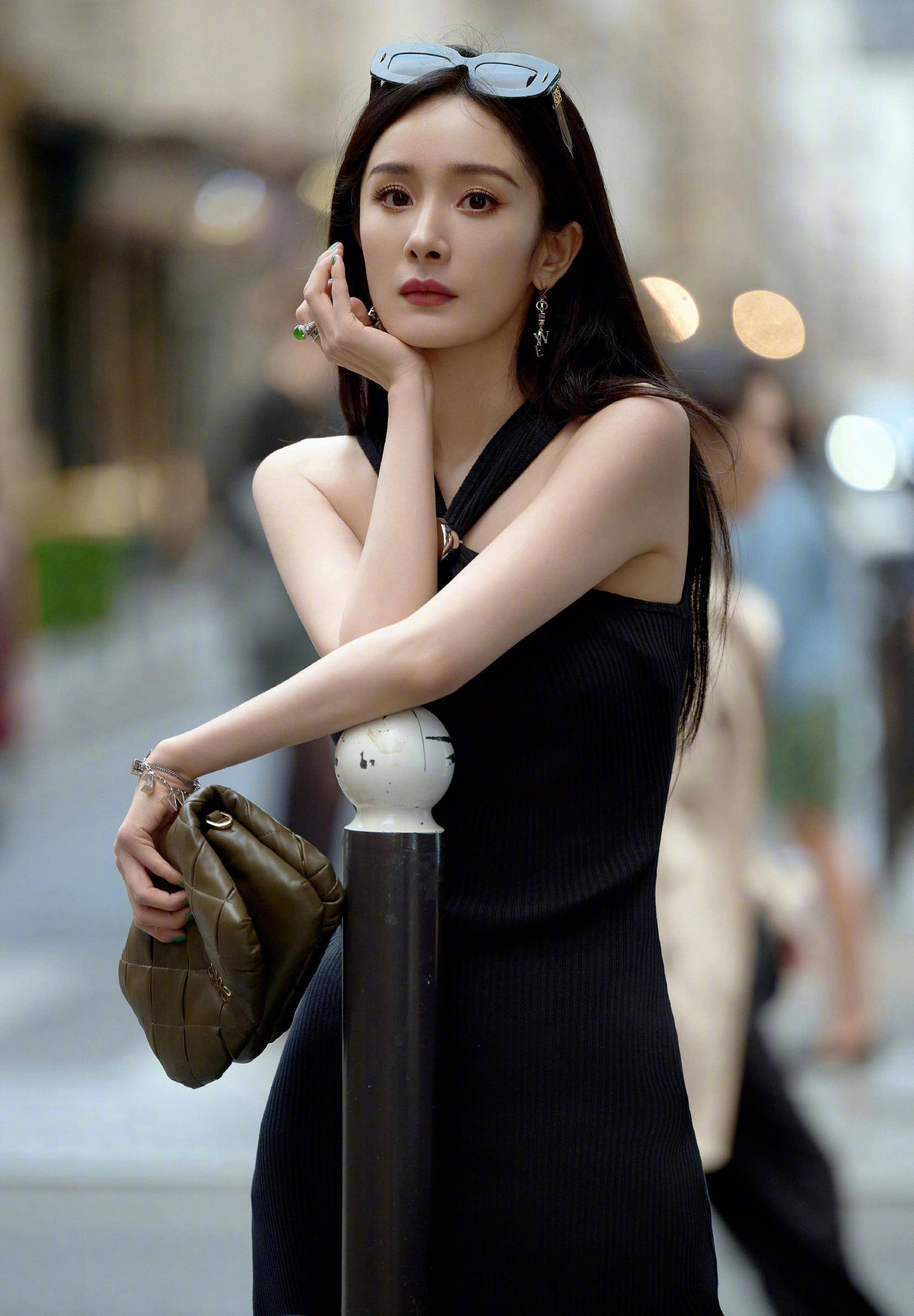 杨幂穿搭大揭秘!独特时尚风格让你惊艳不已!_造型_表演_魅力