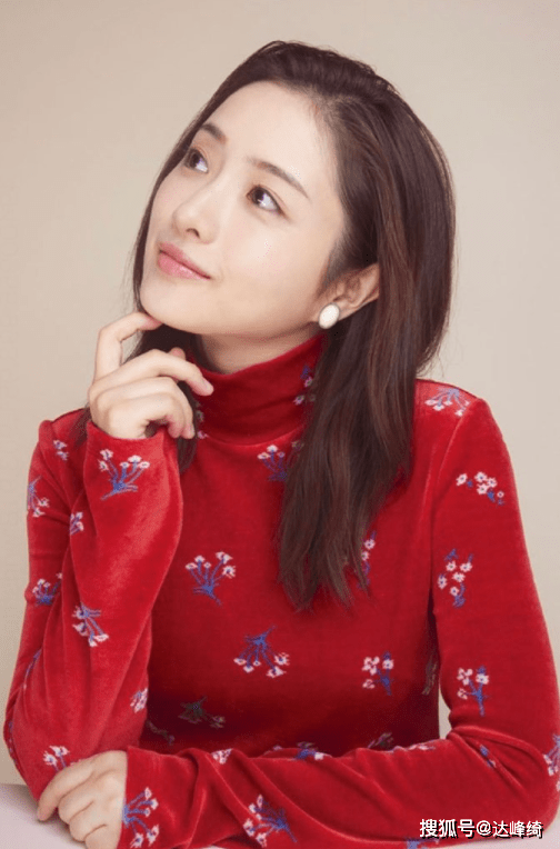 石原里美以其出色的演技获得了广大观众的喜爱,成为了娱乐圈的一颗