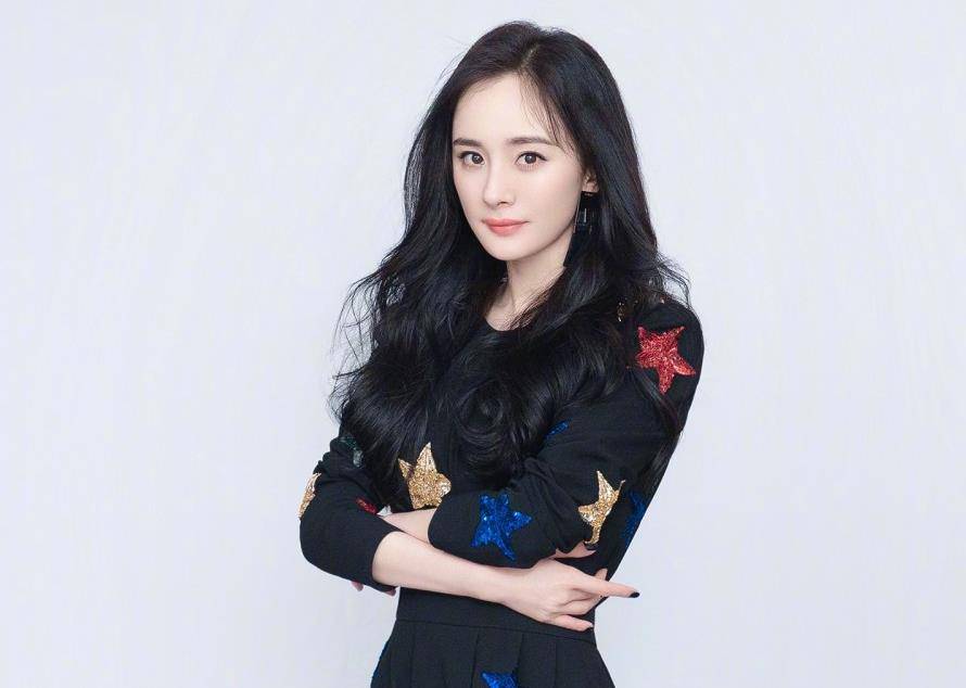 杨幂又带火一种新穿法:"无痕裤 短靴",洋气时髦,回头率特高