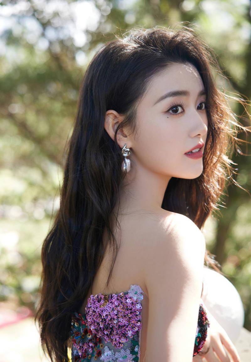 蒋依依清新写真曝光,花海裙摆展现元气魅力_形象_成功_团队