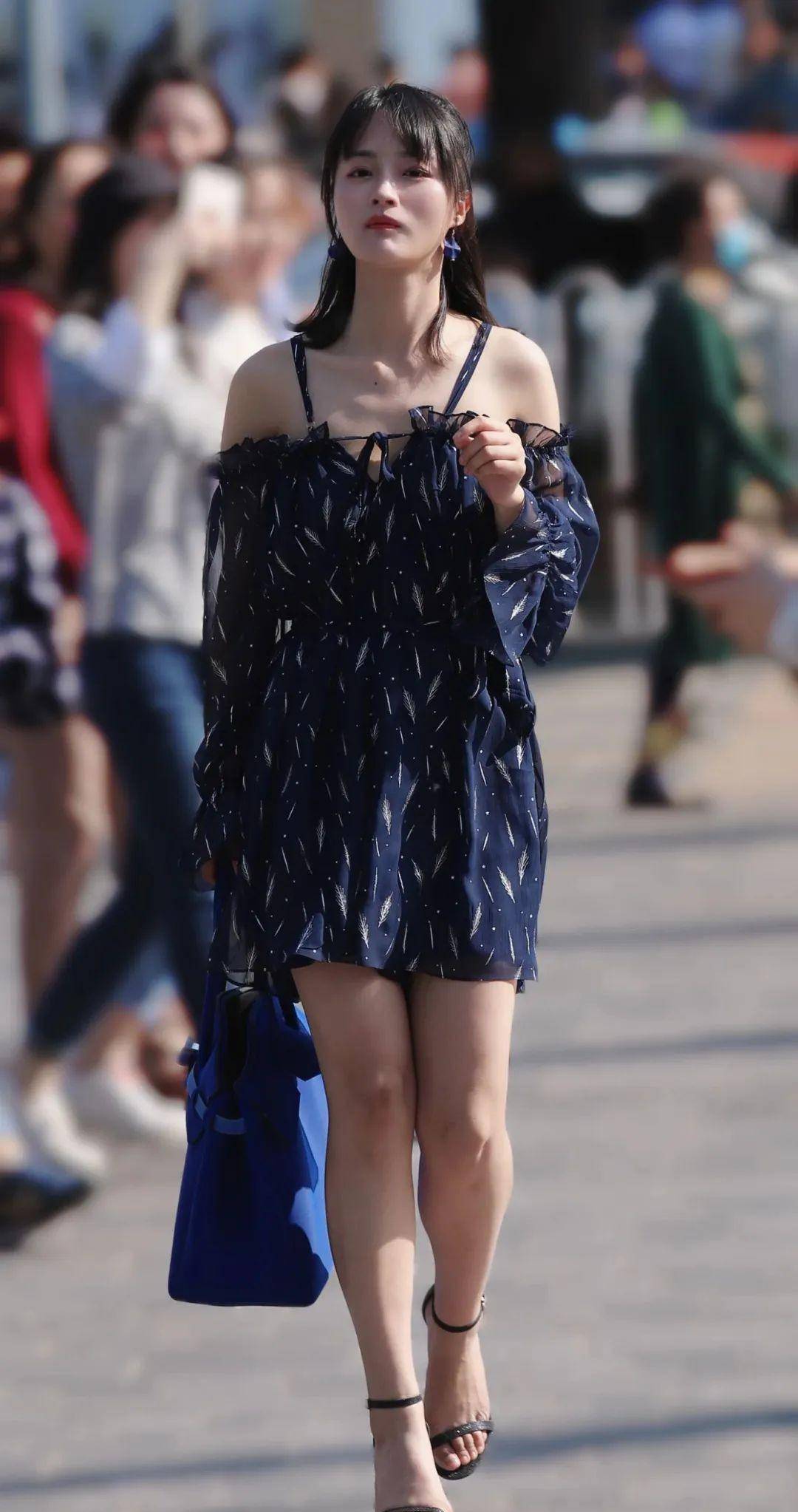 三里屯时尚女孩街头上演造型秀!_魅力_吊带_连衣裙