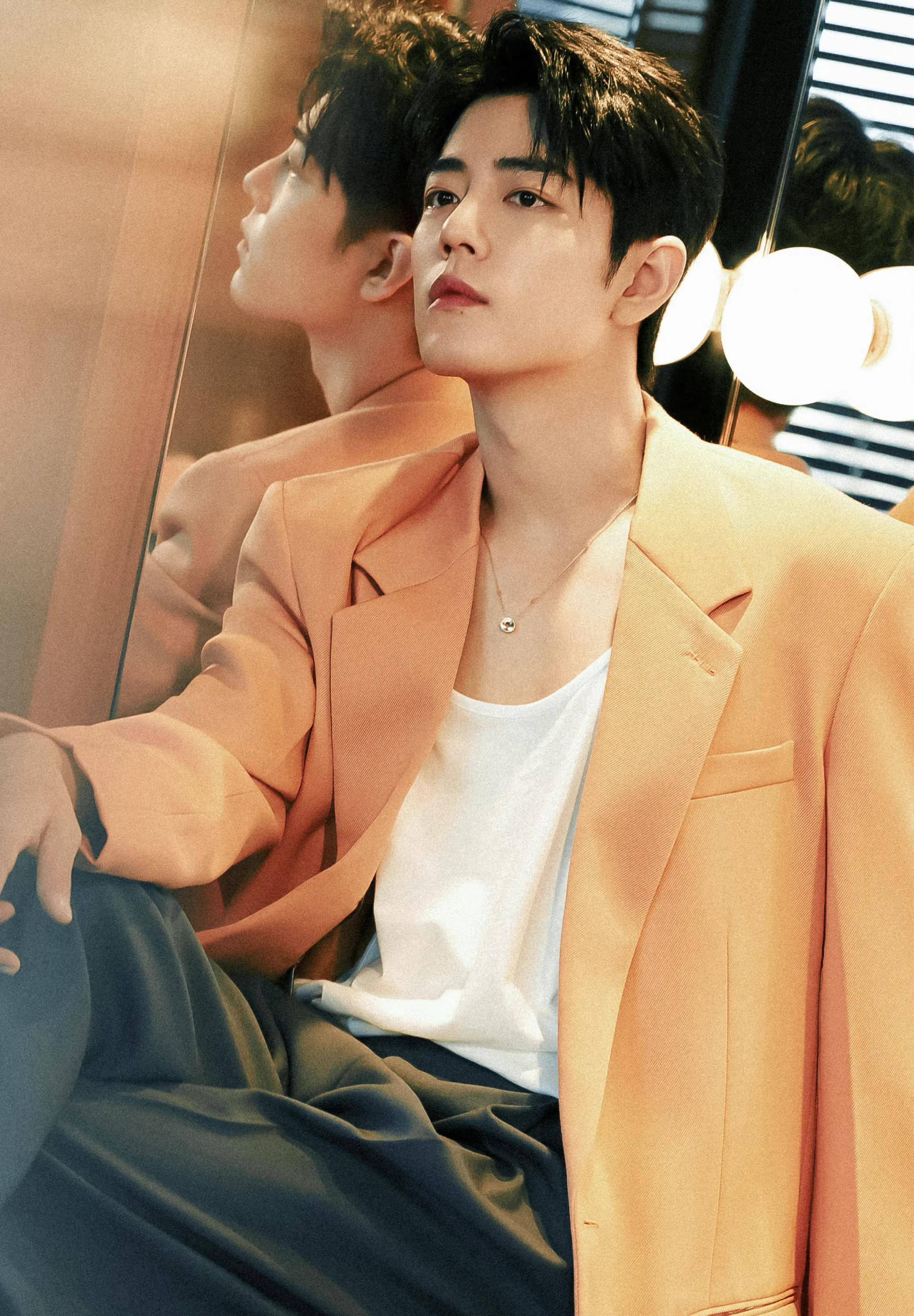 肖战一身橙色西装亮相米兰时装周太吸睛,人群中优雅沉稳有气质_玫瑰