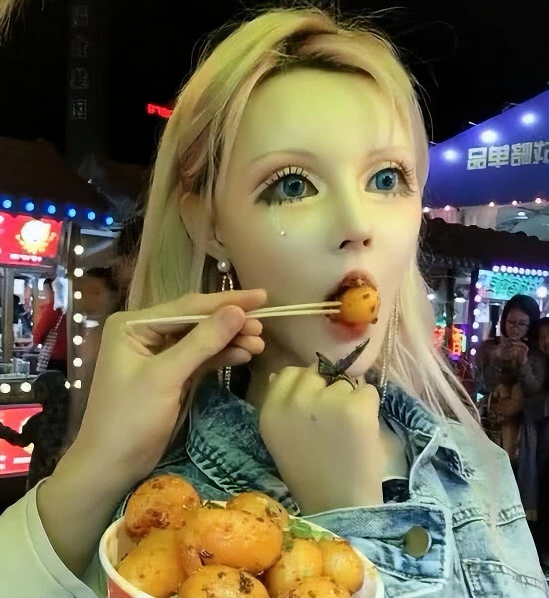 迪丽拉:靠108刀整成芭比,富豪豪掷400万,上节目卸妆惊艳所有人