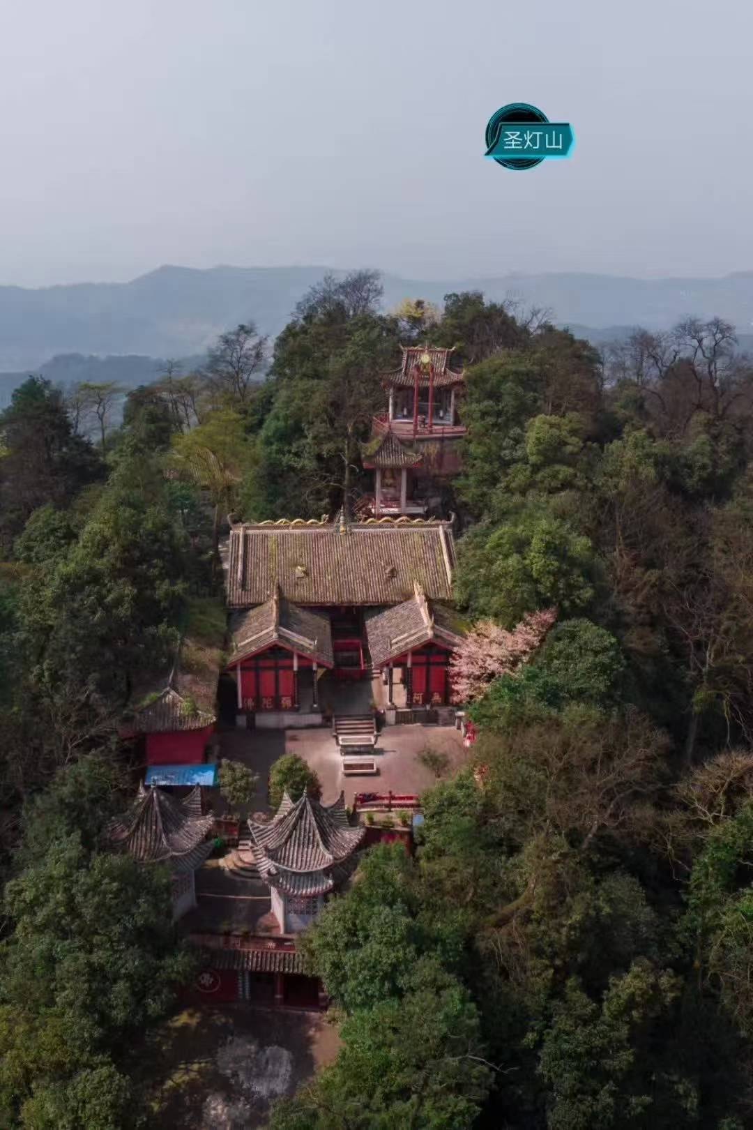 巴南区圣灯山云豁寺"冬日暖人心 佛子献爱心"捐赠活动在圣灯山举行