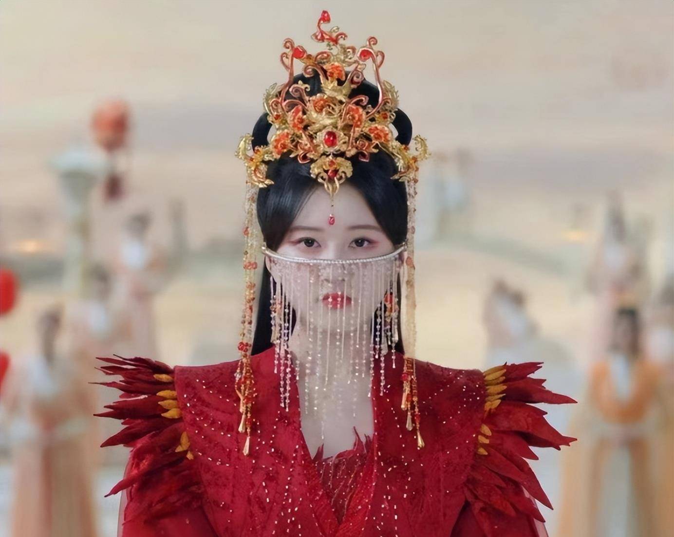 同样头饰繁琐,把赵露思和杨紫等人放一起看,女星审美差距出来了