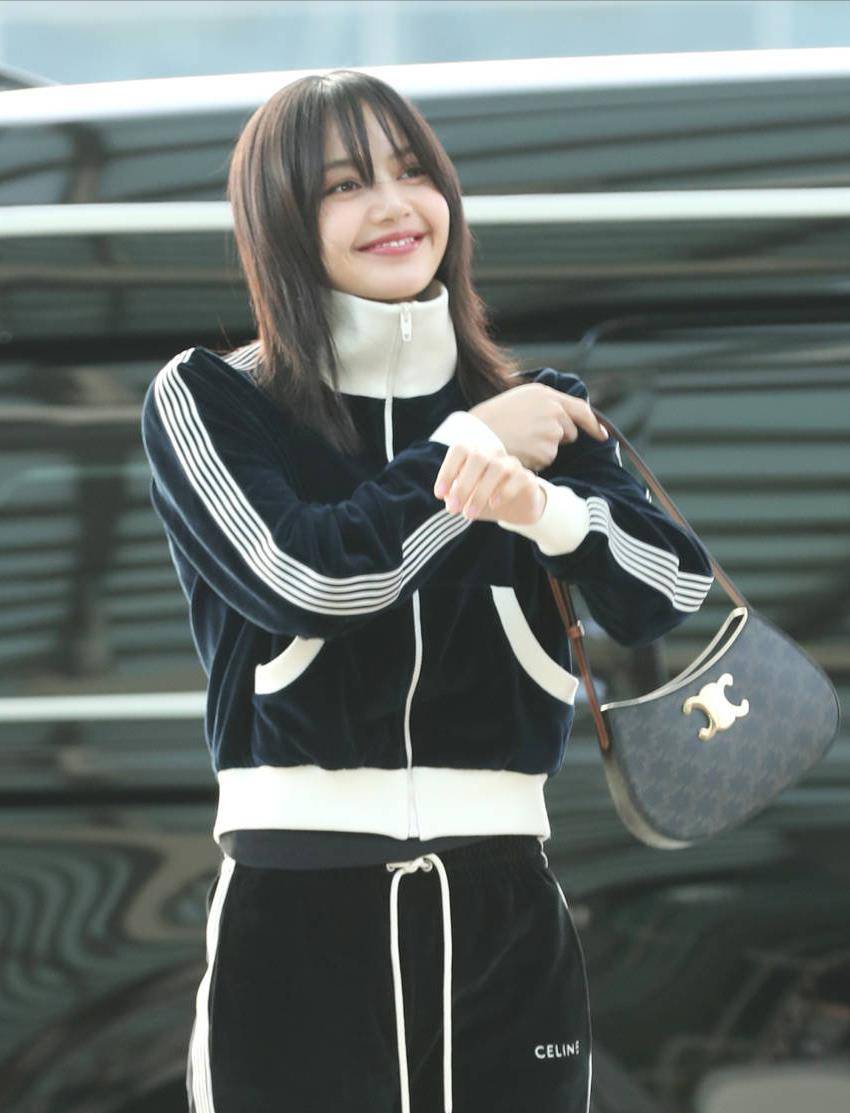 lisa一身运动装现身机场,向粉丝挥手微笑,看上去可爱又可爱!