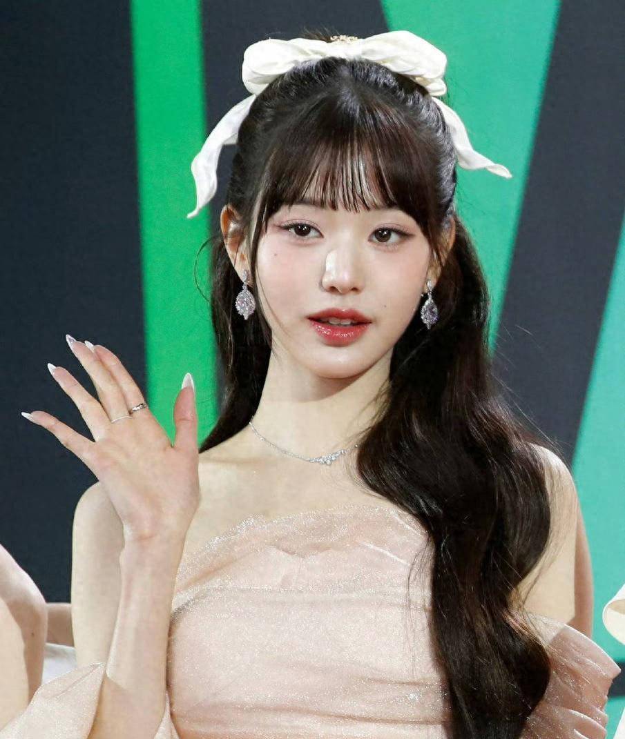 张元英公主风亮相颁奖典礼，抹胸礼服尽显高贵气质，让人眼前一亮！_手机搜狐网