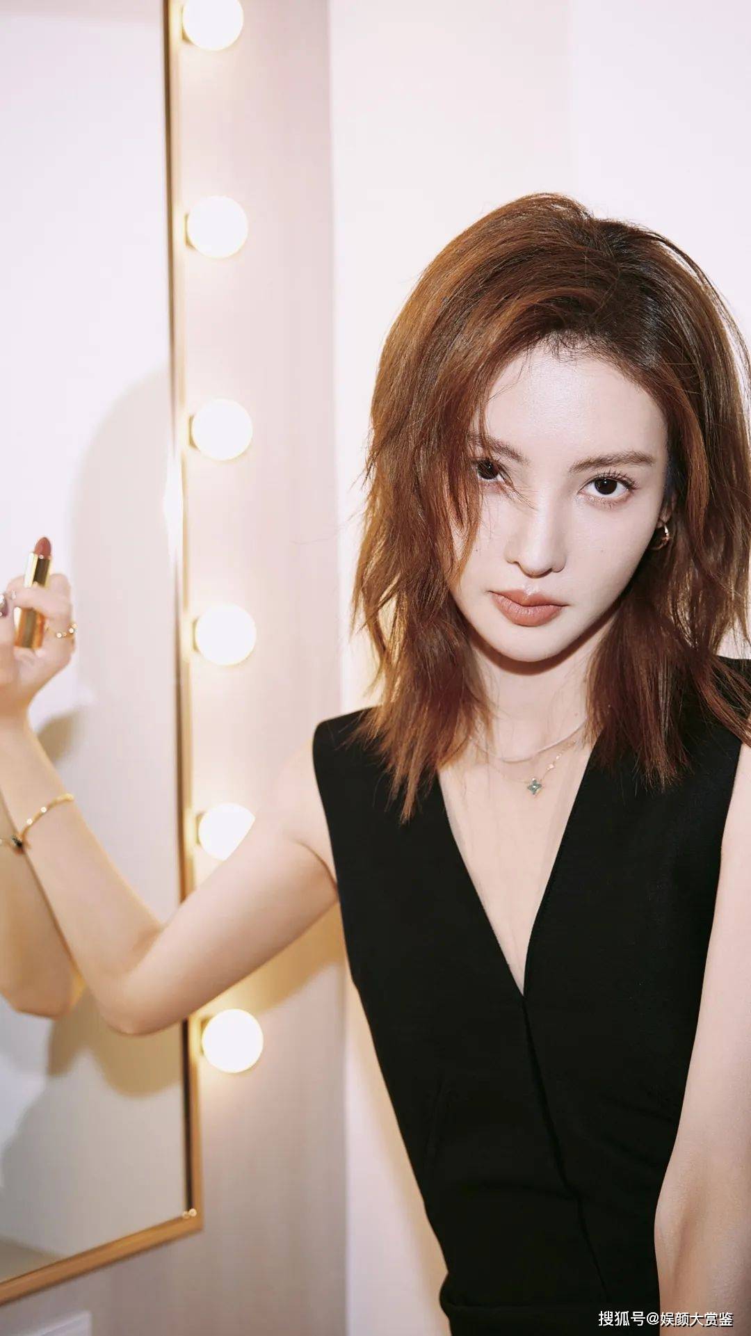 【金晨唯美写真】黑色v领短裙,甜美优雅,简约时尚_荣誉_造型_魅力