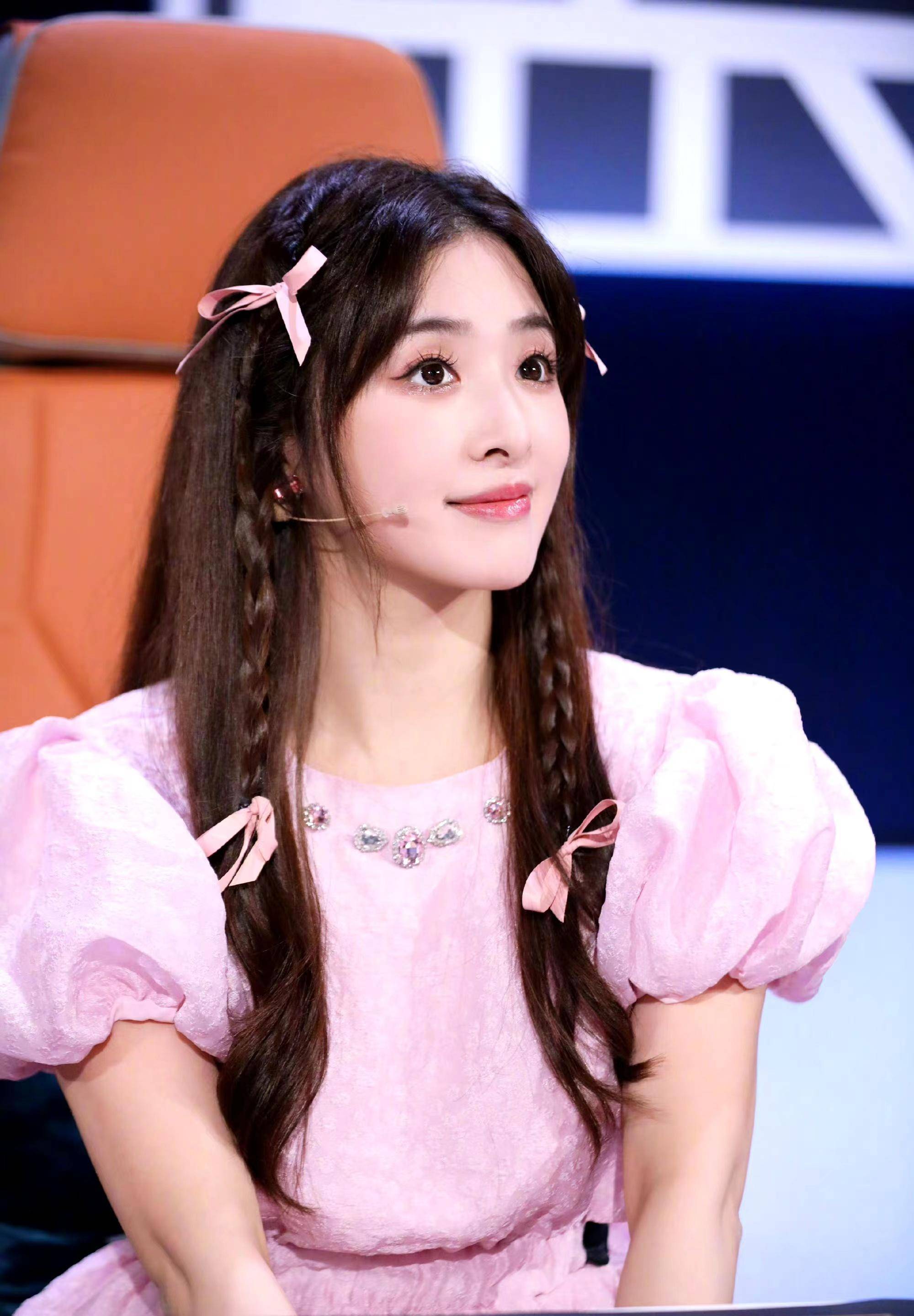 张含韵综艺造型好减龄,粉色泡泡袖公主裙搭麻花辫,灵动俏皮!