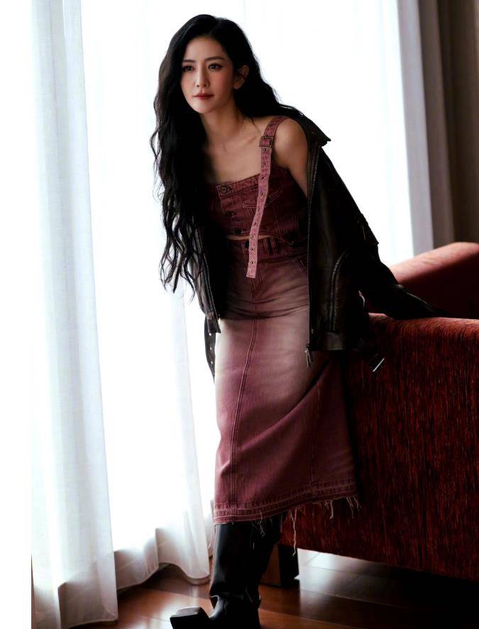 穿皮衣看秀比谢娜的造型还保守,乳白色的皮肤白得发光_皮夹克_时尚