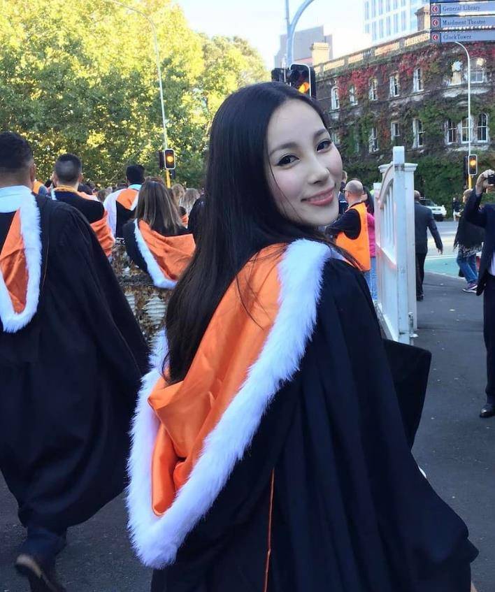 其实金兜兜是北京人,家庭条件优越.