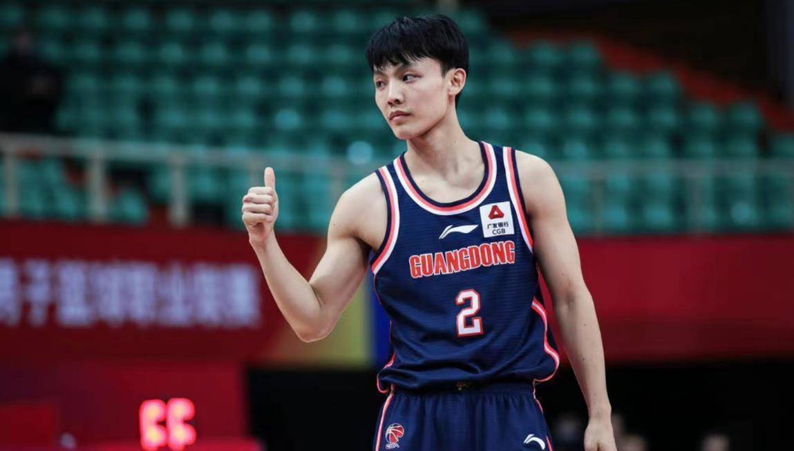 广东落后,看徐杰反应秒懂_比赛_三分球_胡明轩