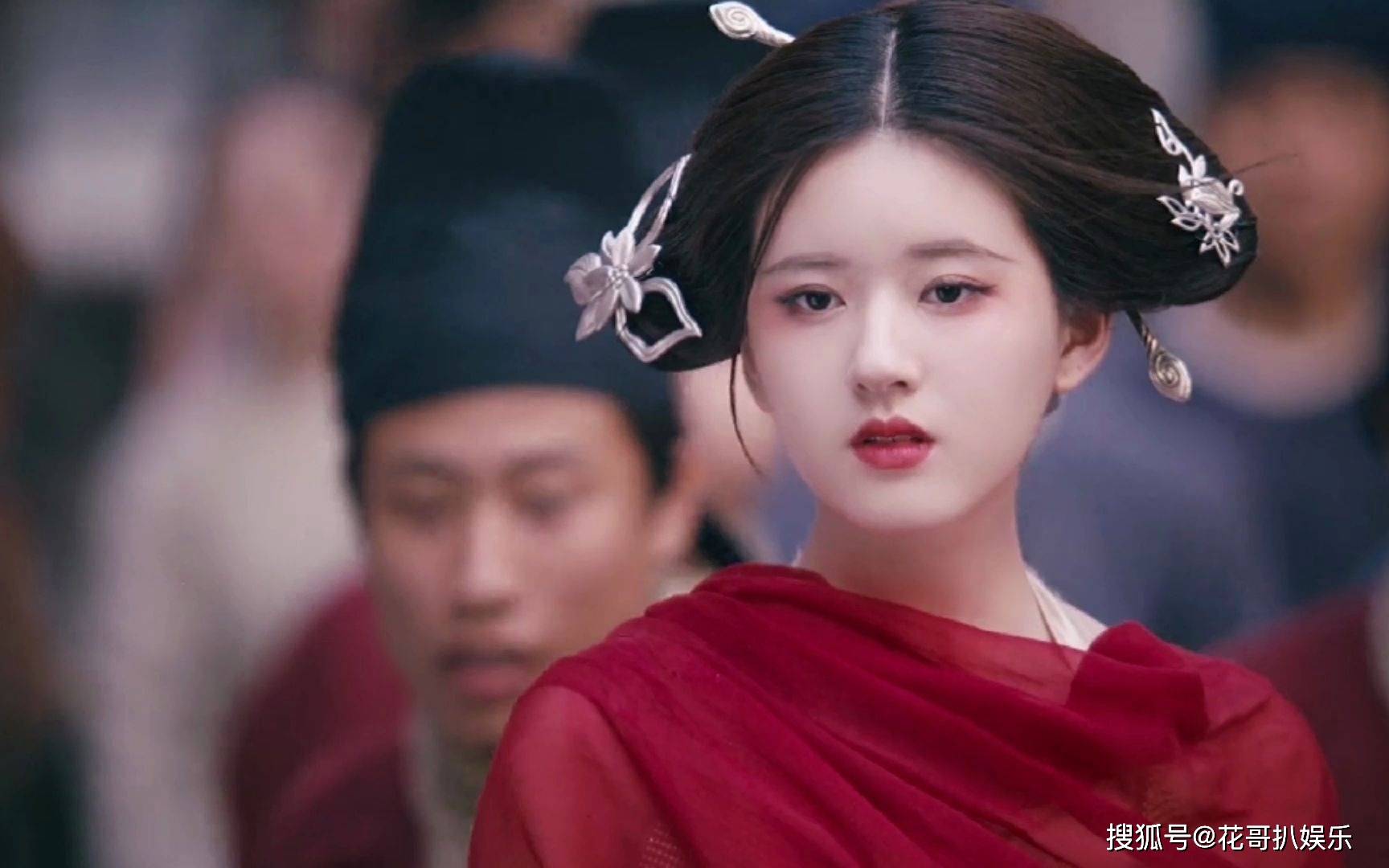 赵露思李宏毅聚餐视频曝光,亲密互动引热议,男方回应"很无聊"_花哥_新