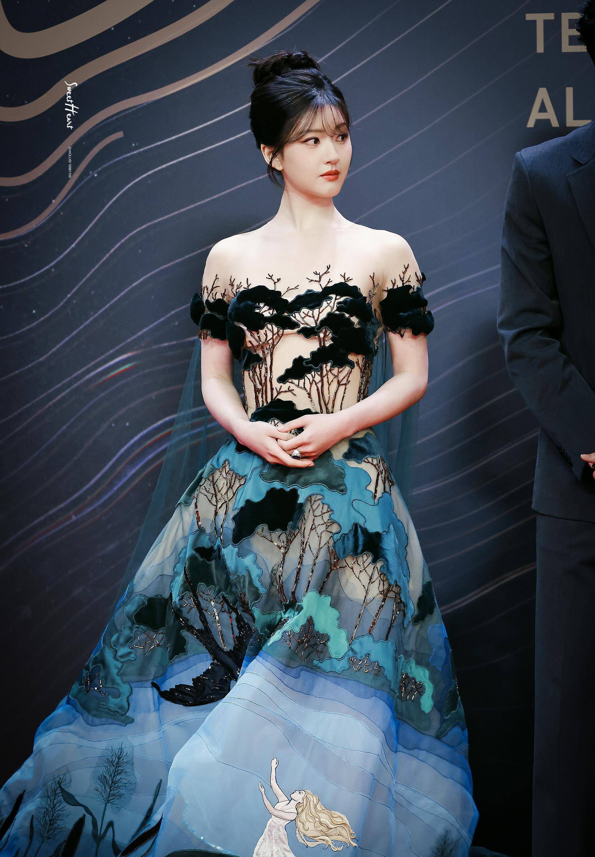 盘点女星星光大赏红毯造型,你更倾心哪位女星演绎的礼服搭配呢_系列