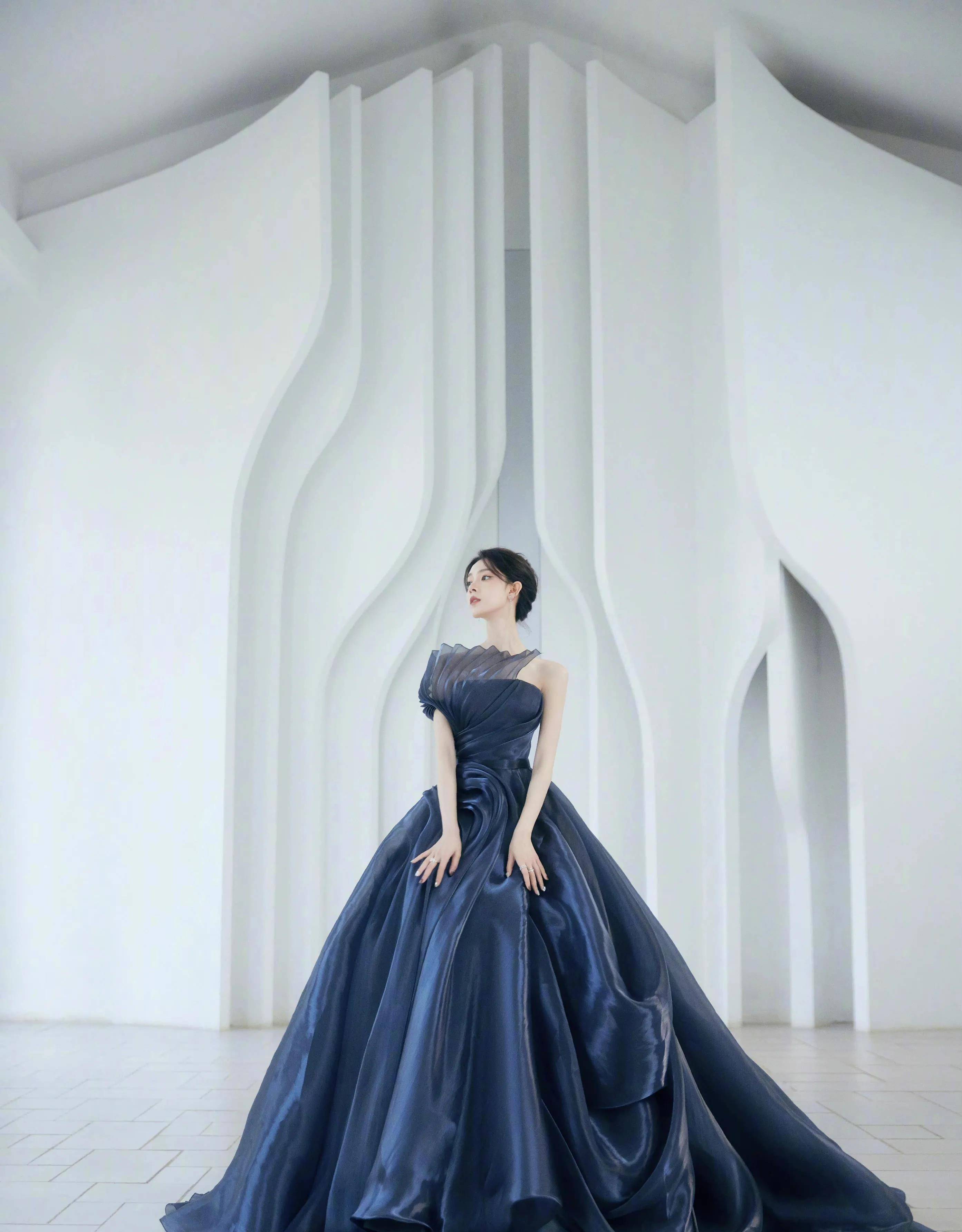 陈瑶海军蓝抹胸连衣裙仙气十足,天鹅颈好曼妙,整个人都在发光_纱裙