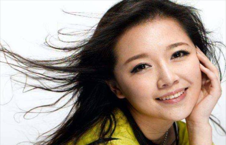 2006年20岁的唐笑为了证明自己,选择参加了超级女声,她是杭州赛区亚军