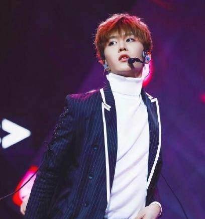 《偶像练习生》范丞丞爆猛料,巴比龙组耳返全坏,蔡徐坤机智应对_卜凡