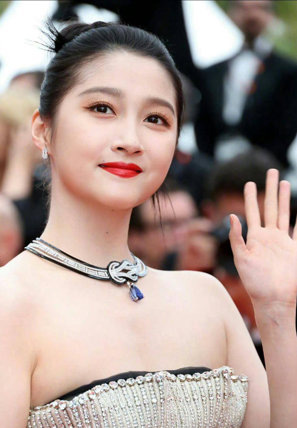 关晓彤的亮相传递了一个重要信息:时尚关乎个人展示和自信.