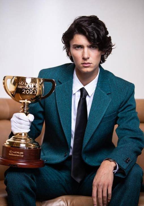 丹麦女王孙子尼古拉吗,在海边坐石头上凹造型超帅!_王子_父亲_穿着