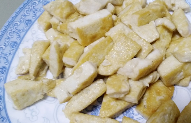 周末朋友请吃饭，看了餐桌我郁闷：寒酸的饭菜，配不上昂贵的假期(图3)