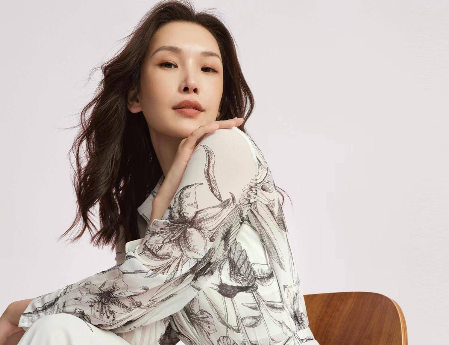 她们的婚姻只持续了五年就以失败告终;三年之后,佟晨洁与主持人魏巍