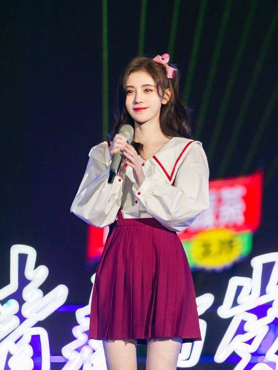 鞠婧祎穿百褶裙亮相"晚会",看到腿长后,确定身高159cm?