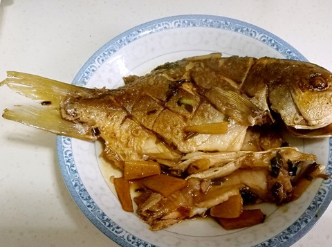 这鱼20块钱一斤,鱼肉鲜嫩无腥味,比黄鱼贵点但是也要买来吃_鲳鱼_做法