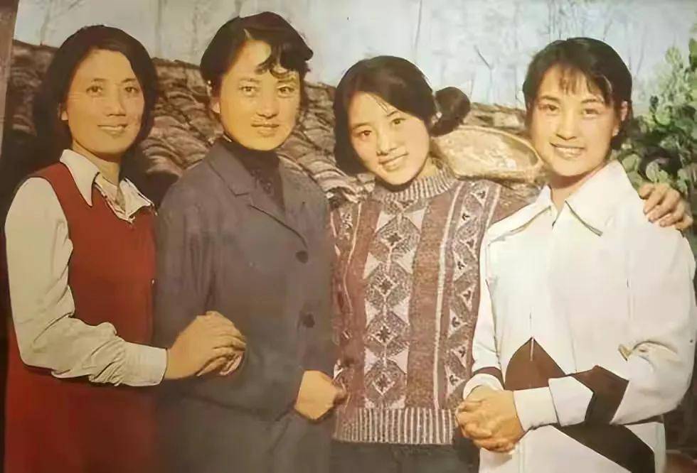 演员李秀明:22岁与刘晓庆齐名,38岁息影跟丈夫卖薯片,今如何_电影