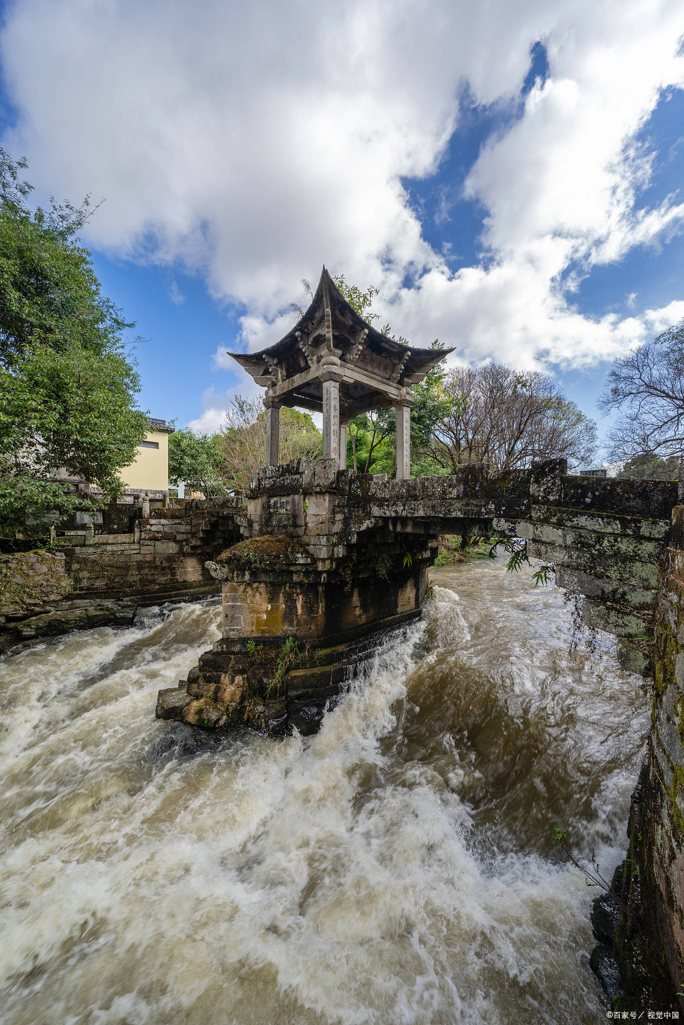 村和龍江大橋,然後乘坐動車返回昆明,入住昆明雲都溫泉酒店或同級酒店