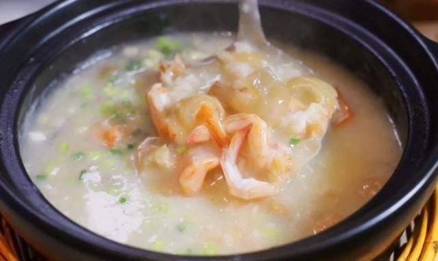 所需食材:米饭,青鱼,虾,鱿鱼(鲜),海参,葱,姜,盐,糖,胡椒粉海鲜粥是