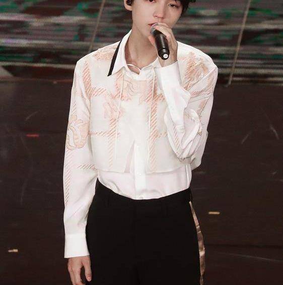 原创三小只合唱,王源调皮,千玺憔悴,看到王俊凯现状,小螃蟹心疼了!