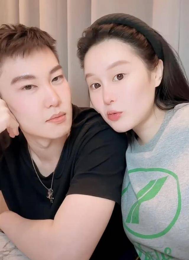 赵本山女儿球球和老公庆相爱4周年,怀孕近8个月身材依旧苗条_小陈