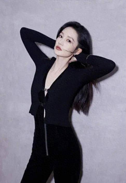 李沁穿深v连体衣大秀曲线 漫步展览尽显文艺气息,身材完美火辣!