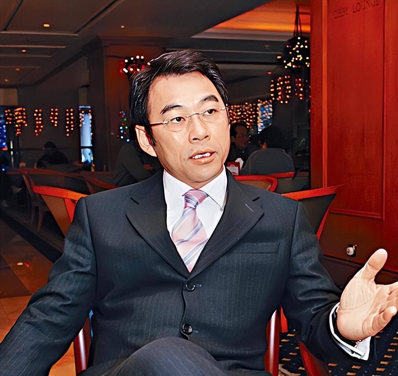 1960年戴志伟生于香港,原名戴志卫.