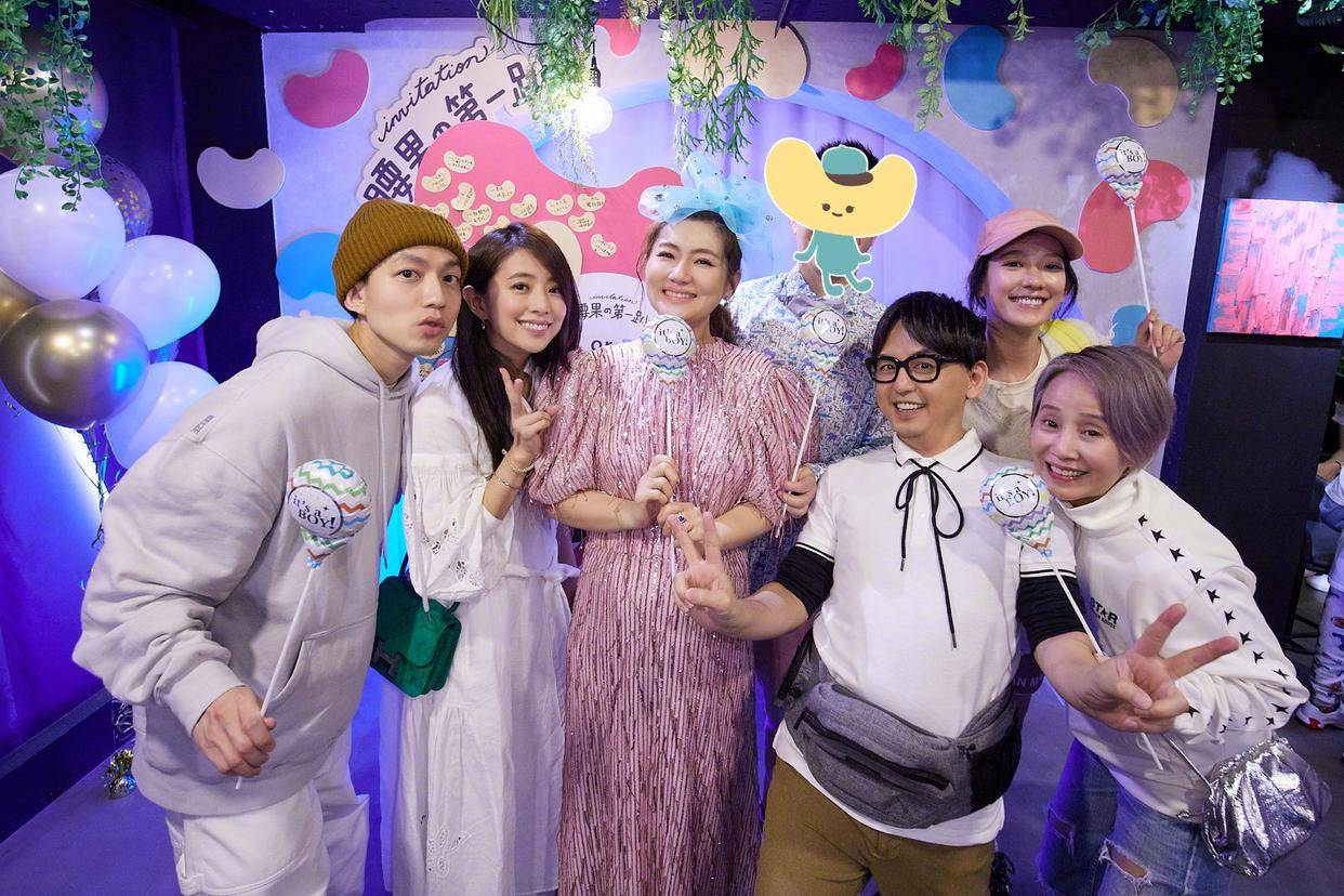 selina为宝宝小腰果办派对,发文公布怀的是男孩,素人男友露面_任家萱