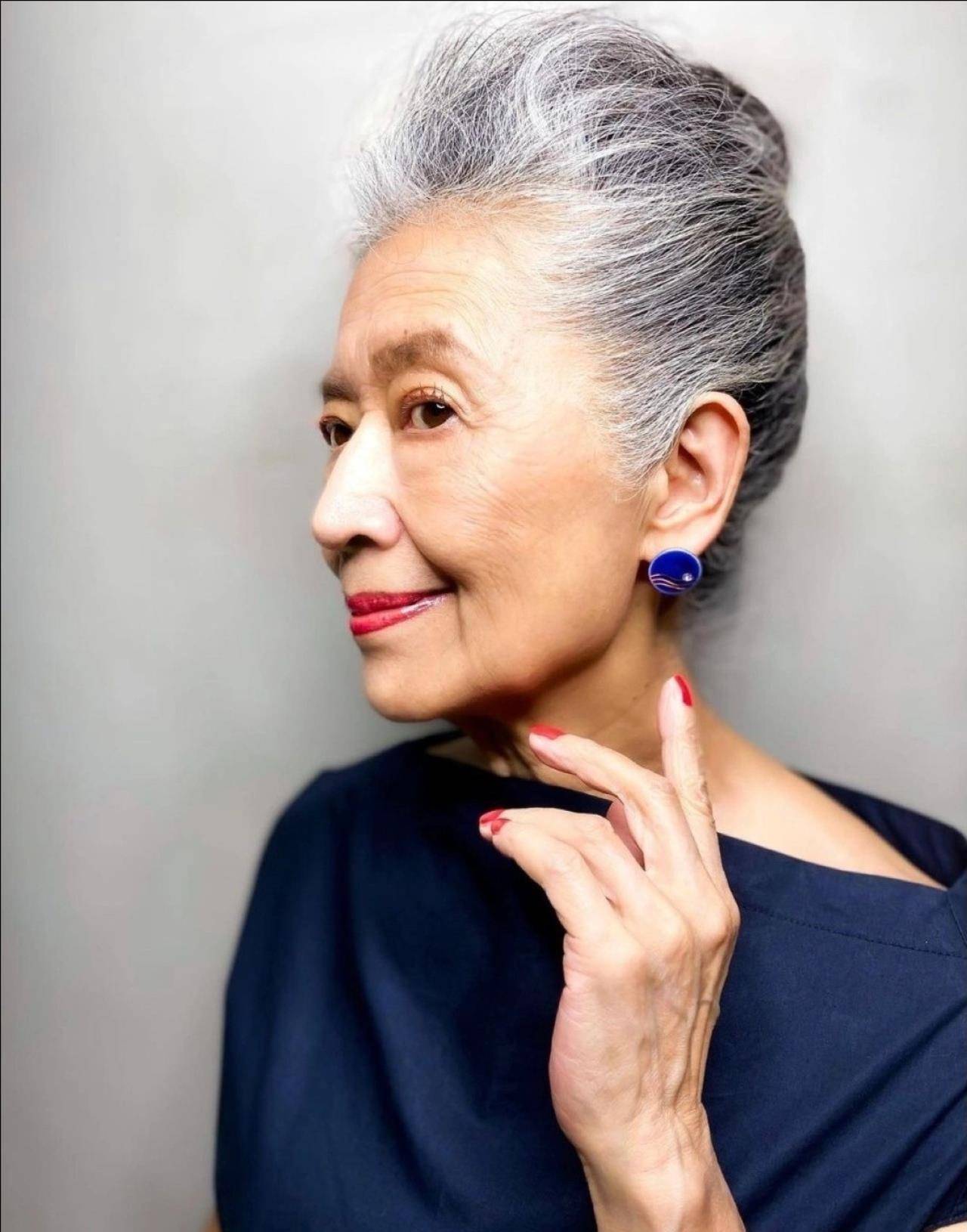 辫发,轻装,仪态端庄,他是那么优雅_头发_气质_印花