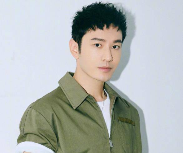 黄晓明43岁生日,剧组拉横幅,做"豆腐蛋糕"庆祝,本人