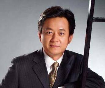 21年间央视曾经历过了三四次换台长,春晚几次换导演,但朱军央视一哥的