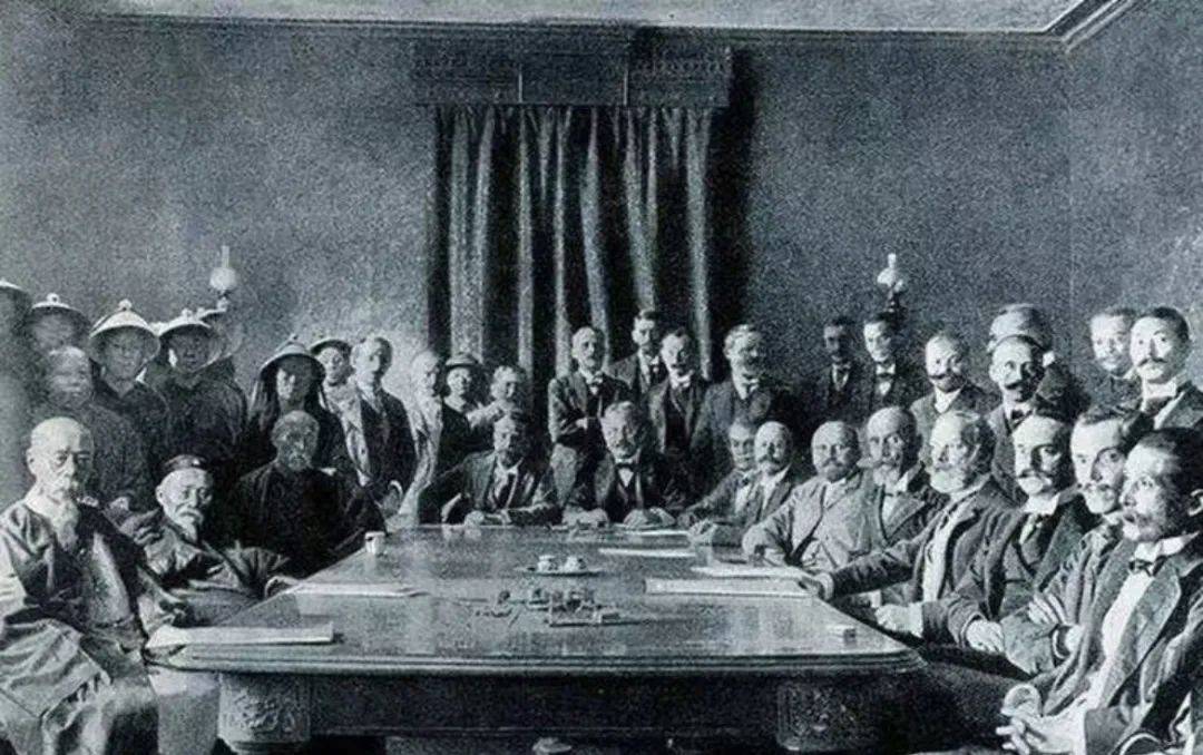 这场战争彻底画上句号,各国决定在法国巴黎举行和平会议(即巴黎和会)