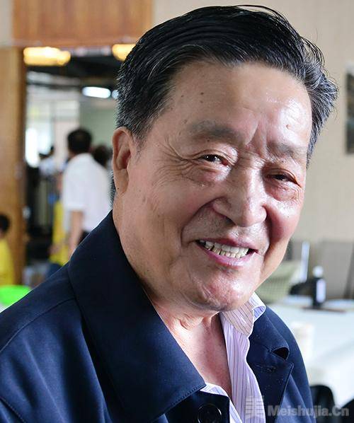 1937年生于兰州,少时得著名画家王天一,黄胄启蒙.