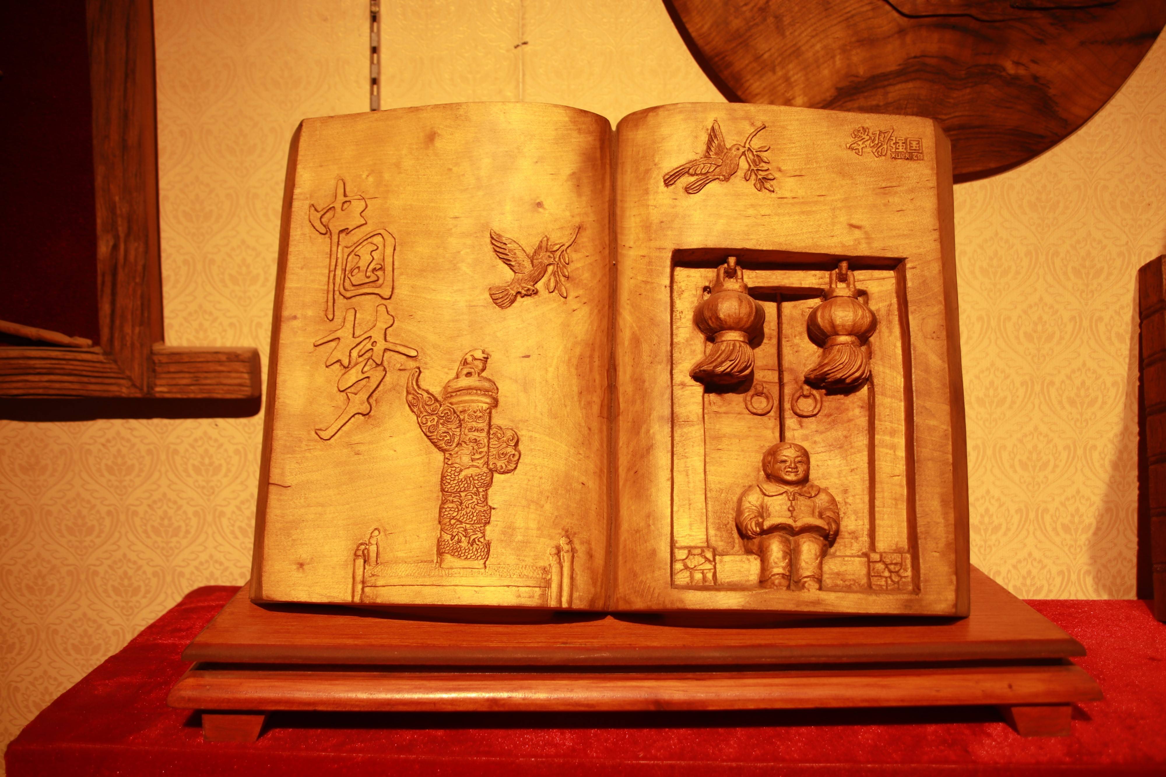 雕刻作品:《中国梦》不仅如此,在此基础上,刘金柱创作出了一批木雕