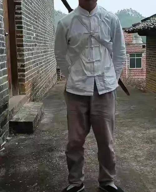 原创广西大叔模仿"林正英"走红,片酬要80万,导演却让他演"僵尸"_工作
