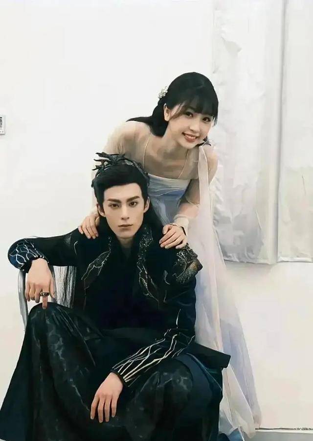 虞书欣缺席gq盛典疑似避嫌王鹤棣现身剧组与郭敬明开心畅聊_合作_cp