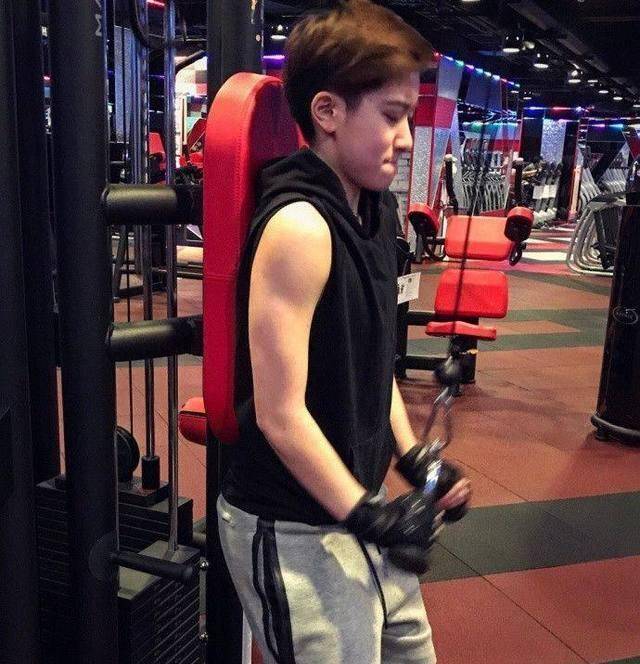 《落跑甜心》女主晒近照,四年不见"智障女"变帅t_郑靓歆_长发_男生