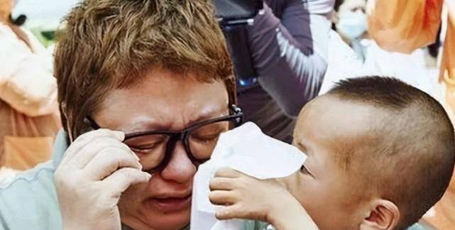 "铁肺公主"韩红:与许志安当街拥吻,暗恋栾树被分手,至今未婚_妈妈