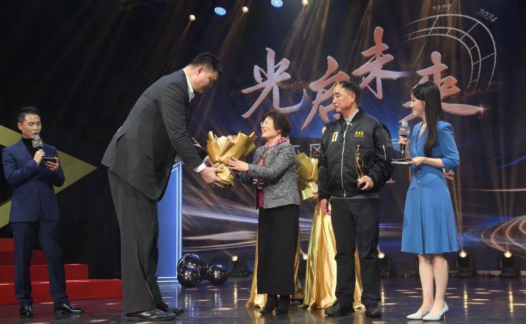 姚明出席上海徐汇区青少年运动盛典并献花致敬恩师_篮球_特鲁姆普