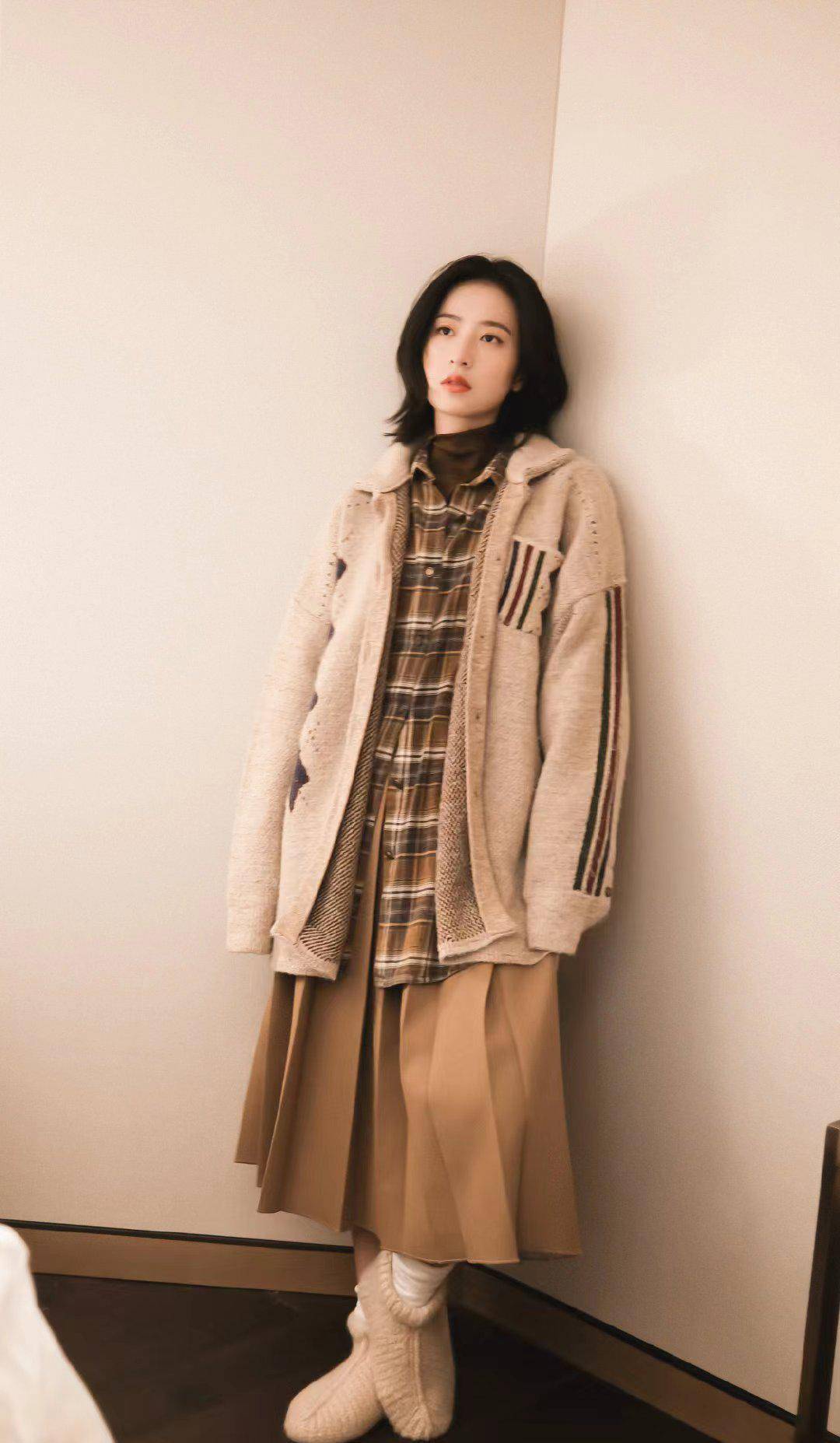 周雨彤灰色针织开衫搭配卡其色百褶裙,温婉优雅,保暖时髦_时尚_衬衫