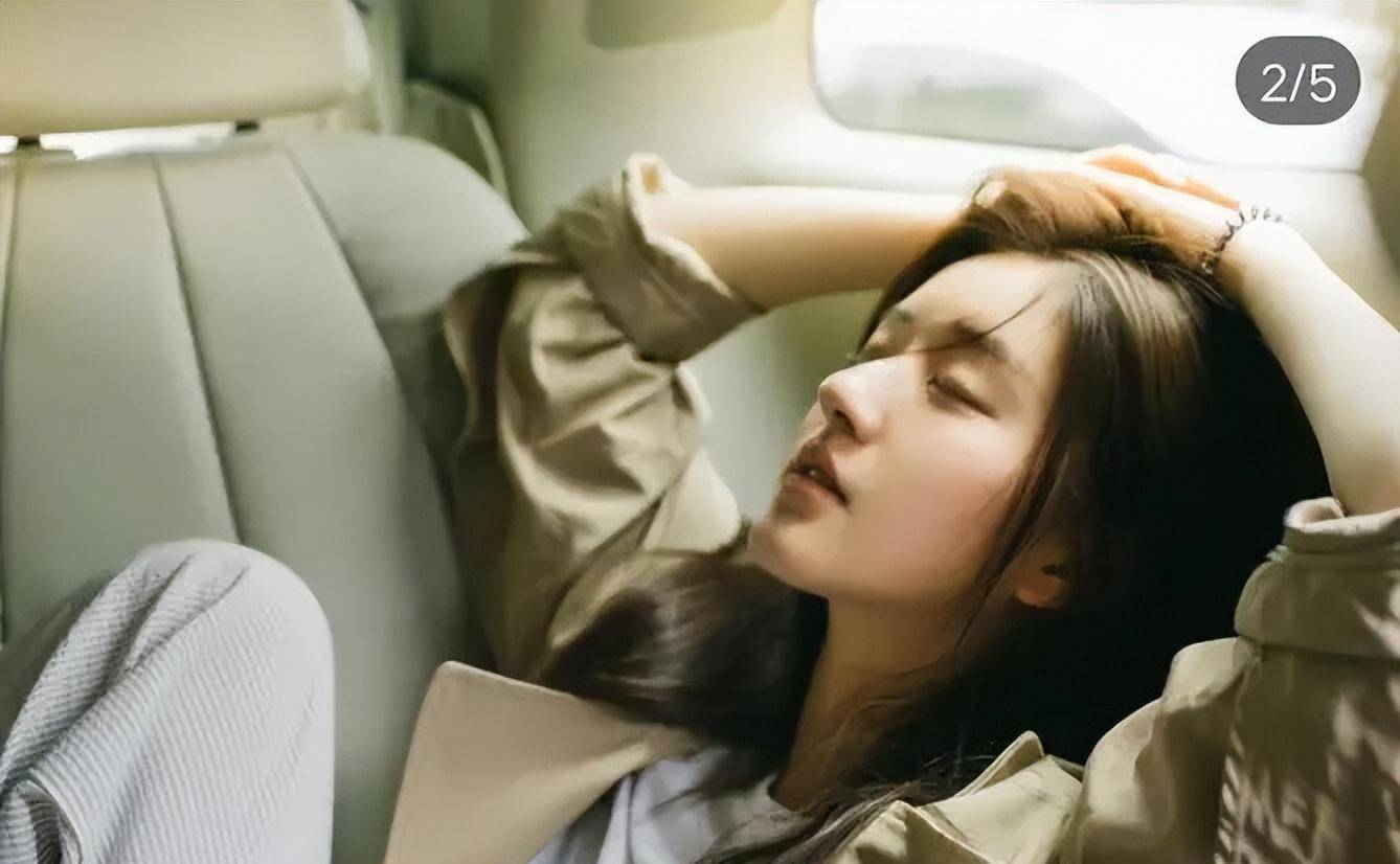 赵露思工作室晒美照,运动风造型笑容甜美,穿露腰上衣大秀蛮腰